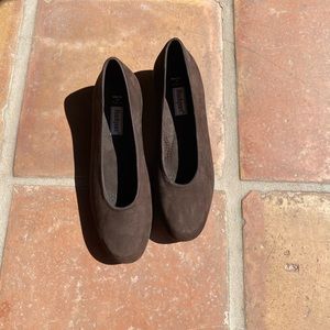 Rockport “Soho” brown 6.5–super soft, high quality and stylish. What more?